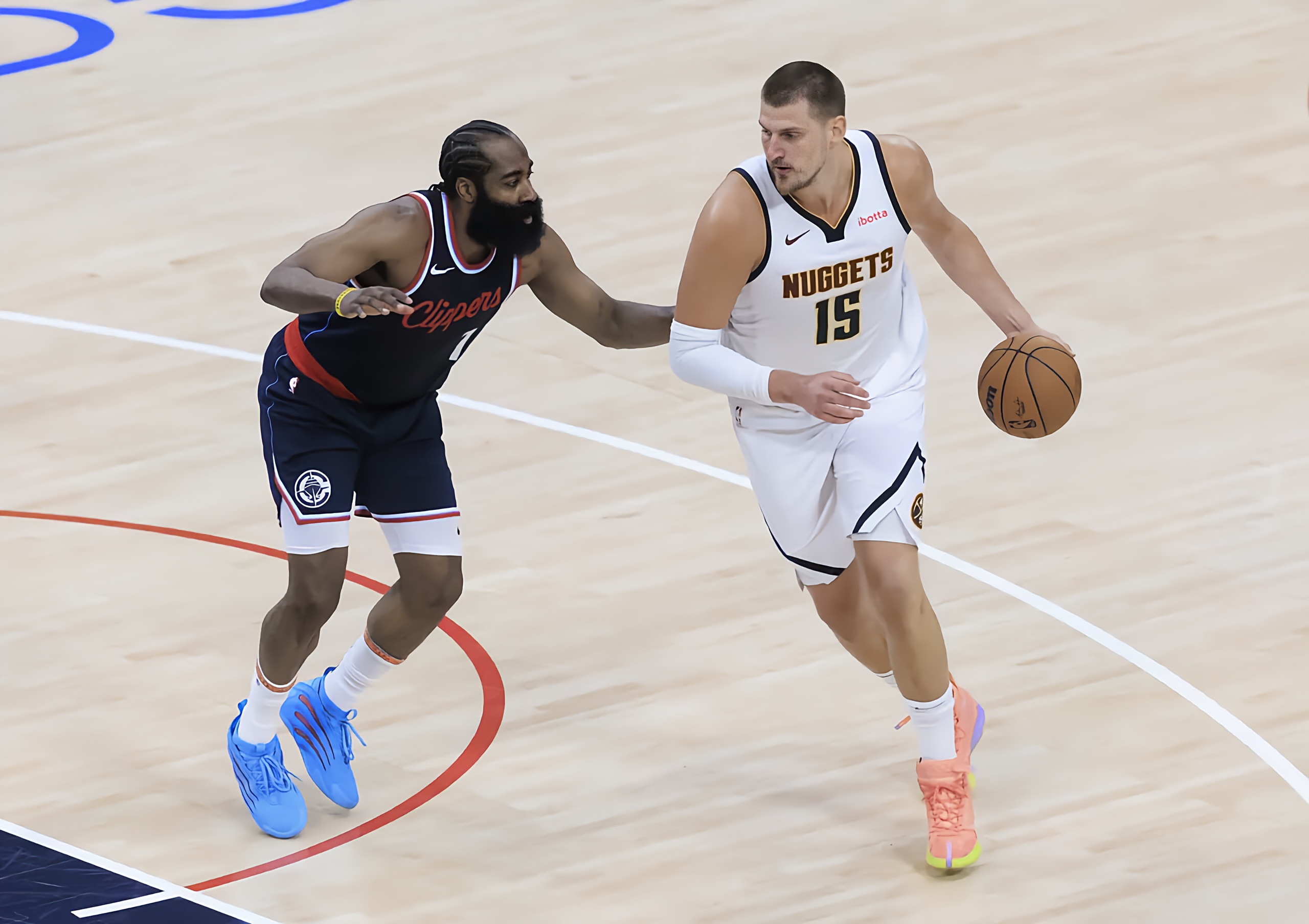 开云-勒沃库森迎NBA季后赛关键赛；赛前防线松动；震撼外界；团队化学反应显著的简单介绍-开云